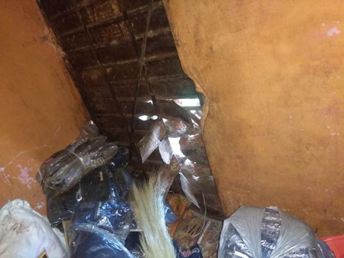 In Hingoli district, robbery in dresses shop | कापड दुकानाची भिंत फोडून धाडसी चोरी; हिंगोली जिल्ह्यातील घटना 