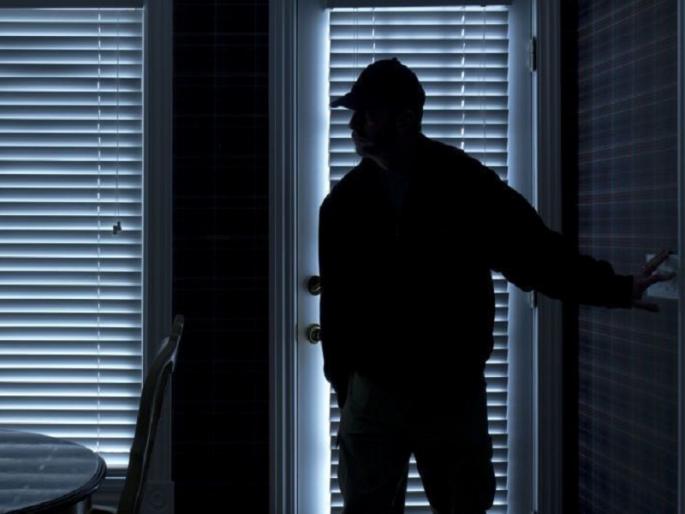 The owner of the house went to visit the child injured in the accident, where thieves broke into the house | घर मालक अपघातात जखमी मुलास भेटण्यास गेले, इकडे चोरट्यांनी घरफोडी केली