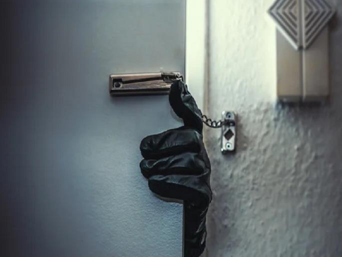 Theft of 14 lakhs in the house of a hotelier who went to Ganpati Visarjan procession | गणपती विसर्जन मिरवणुकीत गेलेल्या हाॅटेल व्यावसायिकाच्या घरात १४ लाखांची चोरी Theft of 14 lakhs in the house of a hotelier who went to Ganpati Visarjan procession | गणपती विसर्जन मिरवणुकीत गेलेल्या हाॅटेल व्यावसायिकाच्या घरात १४ लाखांची चोरी