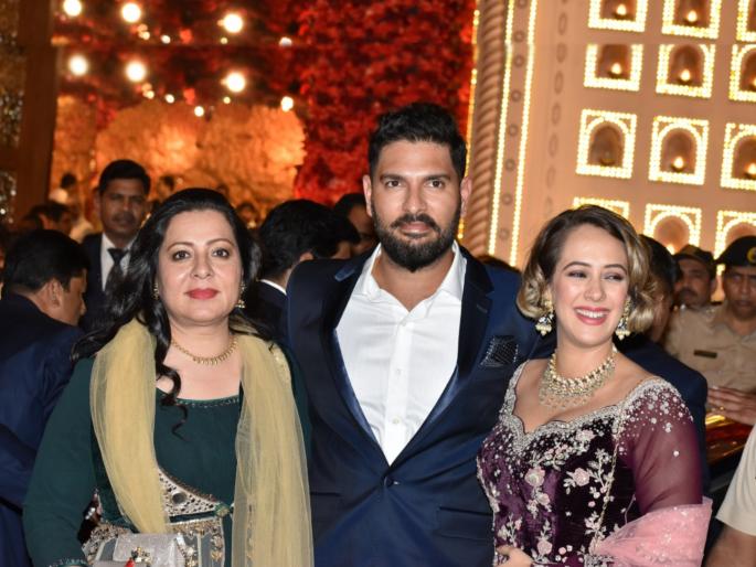 Yuvraj Singh's mother Shabnam Singh's house in Haryana was stolen and a case has been registered after 6 months | युवराजच्या घरी चोरी! दागिने आणि रोकड घेऊन चोरटे फरार; ६ महिन्यांनंतर गुन्हा दाखल