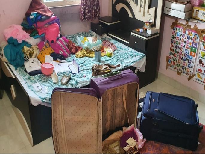Burglaries loot case worth Rs 2 lakh with gold and silver jewelry in Jalana | घरफोडीत सोन्या-चांदीच्या दागिन्यांसह २ लाखांचा मुद्देमाल लंपास Burglaries loot case worth Rs 2 lakh with gold and silver jewelry in Jalana | घरफोडीत सोन्या-चांदीच्या दागिन्यांसह २ लाखांचा मुद्देमाल लंपास