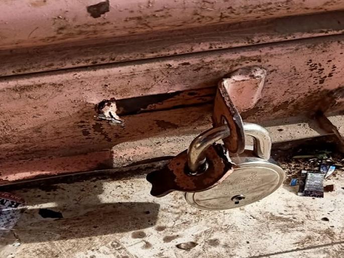 Thieves challenges to Police by breaking shop infront of Police station | ठाण्यासमोरील दुकान फोडून चोरट्यांचे पोलिसांना आव्हान Thieves challenges to Police by breaking shop infront of Police station | ठाण्यासमोरील दुकान फोडून चोरट्यांचे पोलिसांना आव्हान