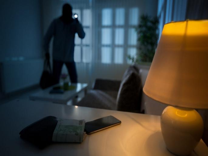 Burglary season continues in Baramati, house burglary worth seven lakhs in Satav Chowk | बारामतीत चोरींचे सत्र सुरूच, सातव चौकात सात लाखांची घरफोडी