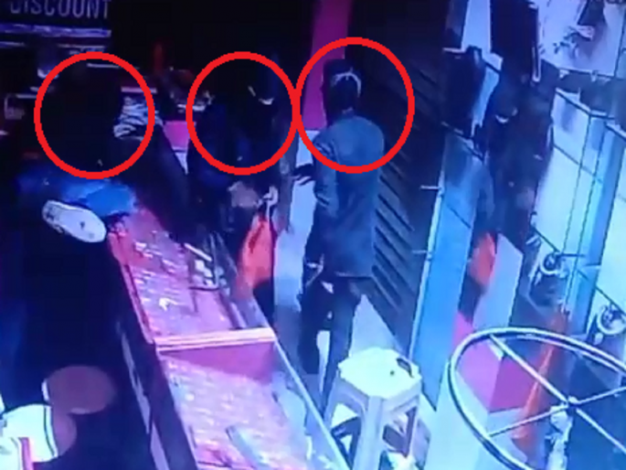 Video: Thieves got bolder in Nanded, robbery in five shops in the central area | Video: नांदेडमध्ये चोरट्यांचे धाडस वाढले, मध्यवस्तीतील पाच दुकाने फोडली Video: Thieves got bolder in Nanded, robbery in five shops in the central area | Video: नांदेडमध्ये चोरट्यांचे धाडस वाढले, मध्यवस्तीतील पाच दुकाने फोडली