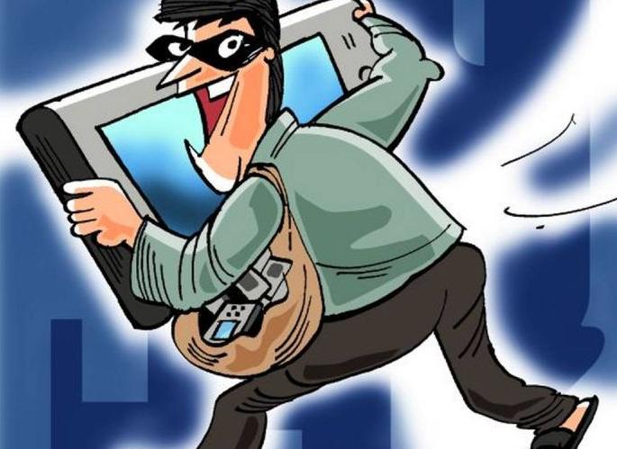 Theft in the police house; cash with pistol | पोलिसाच्याच घरात चोरी; पिस्तूलसह दागीने व रोख पळविली Theft in the police house; cash with pistol | पोलिसाच्याच घरात चोरी; पिस्तूलसह दागीने व रोख पळविली