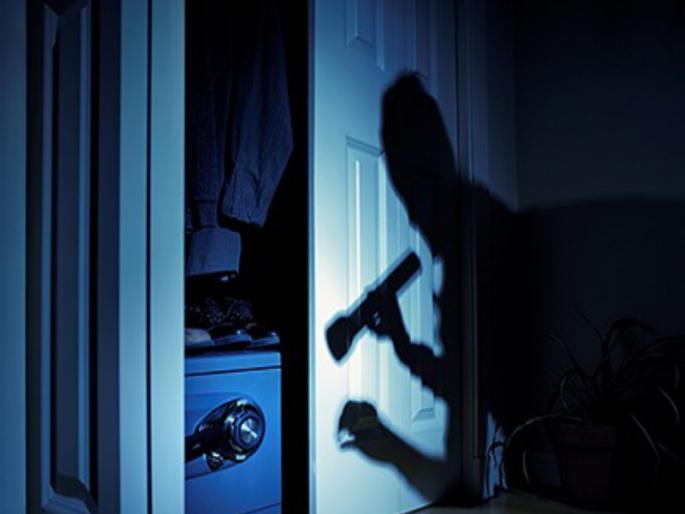 A boy addicted to alcohol committed theft at home; mother registred complaint in police station | आईलाच आपल्या मुलाविरुद्ध फिर्याद देण्याची आली वेळ ; दारुच्या व्यसनापायी घरातच केली चोरी A boy addicted to alcohol committed theft at home; mother registred complaint in police station | आईलाच आपल्या मुलाविरुद्ध फिर्याद देण्याची आली वेळ ; दारुच्या व्यसनापायी घरातच केली चोरी