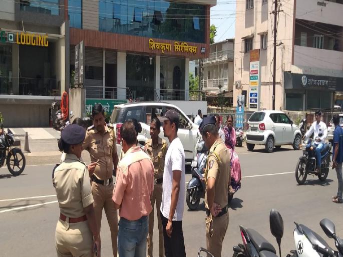 Thieves loot 40 tolas of gold from elderly woman in broad daylight in Sangli | लॉकरमध्ये दागिने ठेवायला गेले, ४० तोळे सोन्याची बॅग घेवून चोरटे धूम स्टाईल पळाले; सांगलीत भरदिवसा घडली घटना Thieves loot 40 tolas of gold from elderly woman in broad daylight in Sangli | लॉकरमध्ये दागिने ठेवायला गेले, ४० तोळे सोन्याची बॅग घेवून चोरटे धूम स्टाईल पळाले; सांगलीत भरदिवसा घडली घटना