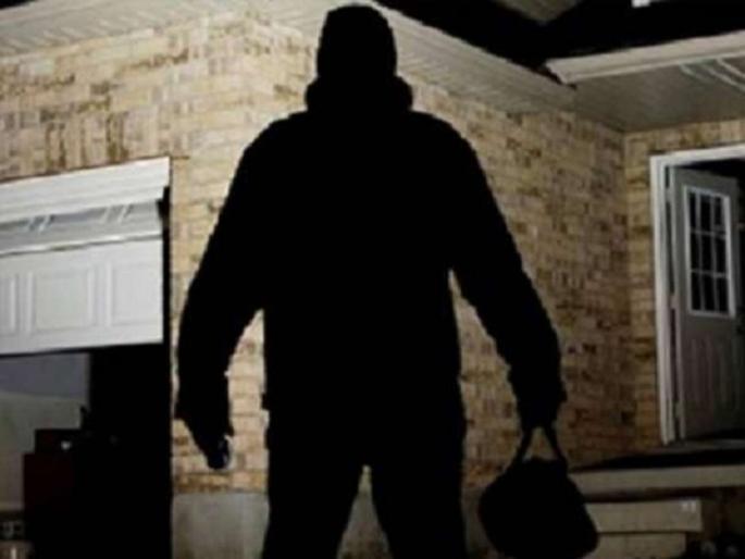 A bag worth Rs 13 lakh was snatched by throwing chilli powder in the builder's eye | बांधकाम व्यावसायिकाच्या डोळ्यात मिरची पूड टाकून १३ लाखांची बॅग पळविली A bag worth Rs 13 lakh was snatched by throwing chilli powder in the builder's eye | बांधकाम व्यावसायिकाच्या डोळ्यात मिरची पूड टाकून १३ लाखांची बॅग पळविली