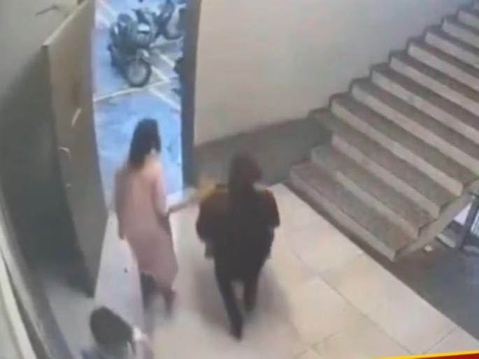 ahmedabad 16yr girl steals locker with boyfriend caught on cctv | अरे बापरे! बॉयफ्रेंडसह मिळून मुलीने आपल्याच घरात डल्ला मारला, कपाटातला लॉकर चोरला अन्... ahmedabad 16yr girl steals locker with boyfriend caught on cctv | अरे बापरे! बॉयफ्रेंडसह मिळून मुलीने आपल्याच घरात डल्ला मारला, कपाटातला लॉकर चोरला अन्...