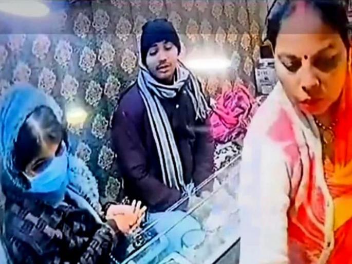 kanpur unique theft incident in jewelery shop cctv goes viral | Video - पत्नी करत होती दागिन्यांची खरेदी, पतीने पटकन तोंडात घातल्या ४ सोन्याच्या नथ kanpur unique theft incident in jewelery shop cctv goes viral | Video - पत्नी करत होती दागिन्यांची खरेदी, पतीने पटकन तोंडात घातल्या ४ सोन्याच्या नथ