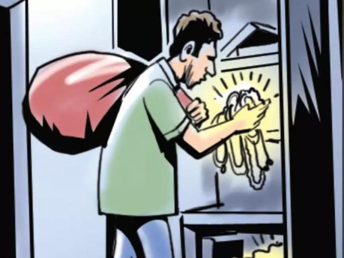 Burglar at Parola, a lump of Rs 10 lakh | पारोळा येथे घरफोडी, १० लाखांचा ऐवज लंपास
