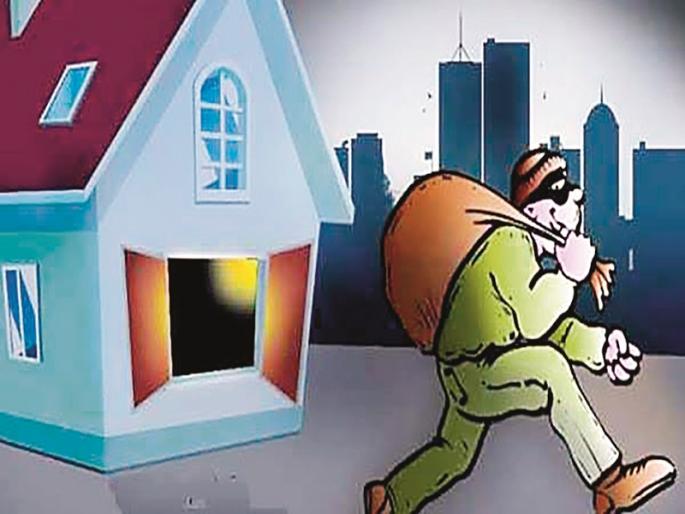 Burglary at Kanhur Plateau; 15 weights of gold lengthened | कान्हूरपठार येथे घरफोडी; १५ तोळे सोने लांबिवले  Burglary at Kanhur Plateau; 15 weights of gold lengthened | कान्हूरपठार येथे घरफोडी; १५ तोळे सोने लांबिवले