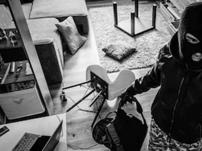 thieves looted an entire grocery store In Dahiwadi Satara, looted its memory card along with CCTV. | Satara Crime: दहिवडीत चोरट्यांनी अख्खं किराणा दुकान लुटलं, सीसीटीव्हीसह मेमरीकार्डही लंपास केलं thieves looted an entire grocery store In Dahiwadi Satara, looted its memory card along with CCTV. | Satara Crime: दहिवडीत चोरट्यांनी अख्खं किराणा दुकान लुटलं, सीसीटीव्हीसह मेमरीकार्डही लंपास केलं