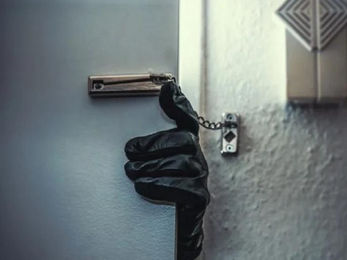 House burglary in broad daylight in Daund city; Jewels worth fifty two lakhs | Daund News: दौंड शहरात भरदिवसा घरफोडी; पावणेदोन लाखाचे दागिने लंपास House burglary in broad daylight in Daund city; Jewels worth fifty two lakhs | Daund News: दौंड शहरात भरदिवसा घरफोडी; पावणेदोन लाखाचे दागिने लंपास