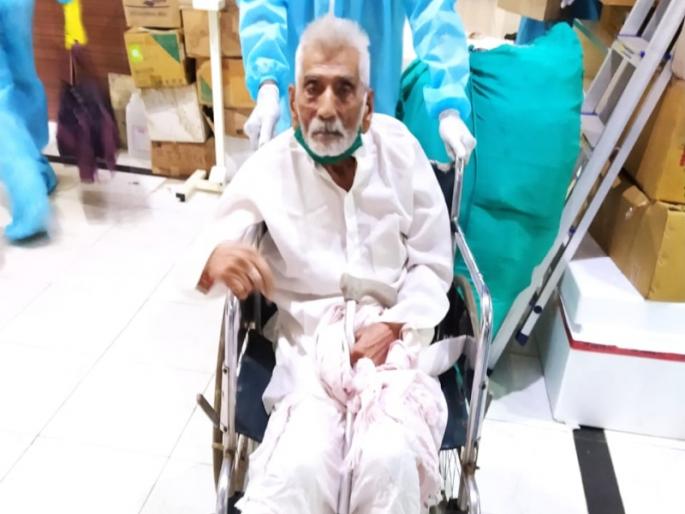 CoronaVirus News: 104-year-old grandfather beats Coronavirus | CoronaVirus News: 104 वर्षाच्या आजोबांनी केली कोरोनावर मात; टाळ्यांच्या गजरात रुग्णालयाने दिला डिस्चार्ज CoronaVirus News: 104-year-old grandfather beats Coronavirus | CoronaVirus News: 104 वर्षाच्या आजोबांनी केली कोरोनावर मात; टाळ्यांच्या गजरात रुग्णालयाने दिला डिस्चार्ज