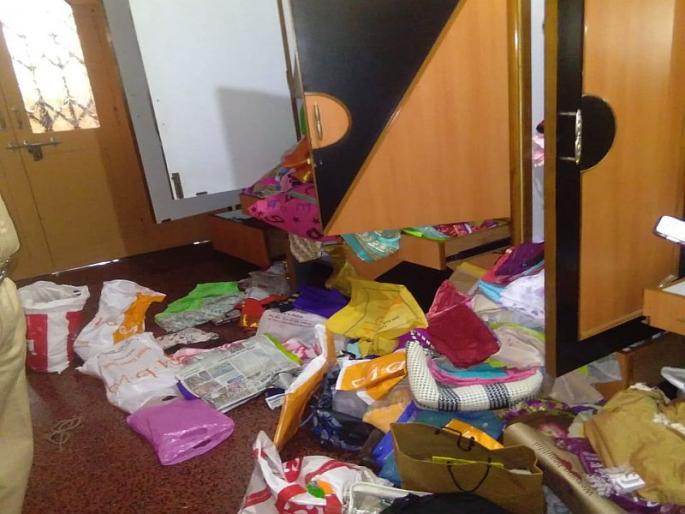 Bangla busted by thieves in Kolhapur, gold or silver ornaments with luxury cars | कोल्हापुरात चोरट्यांनी फोडला बंगला, आलेशान कारसह सोन्या-चांदीचे दागिने लंपास Bangla busted by thieves in Kolhapur, gold or silver ornaments with luxury cars | कोल्हापुरात चोरट्यांनी फोडला बंगला, आलेशान कारसह सोन्या-चांदीचे दागिने लंपास