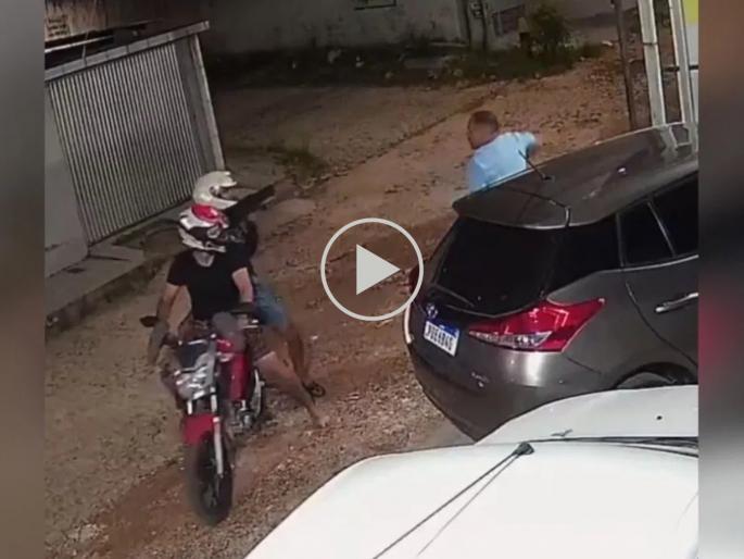 VIRAL: Thieves shot at the car driver, but what happened next scared him! Everyone was shocked after watching the video | VIRAL : चोरांनी कार चालकावर झाडली गोळी, पण पुढे जे झालं त्यानं स्वतःच घाबरले! Video बघून सगळेच झाले हैराण VIRAL: Thieves shot at the car driver, but what happened next scared him! Everyone was shocked after watching the video | VIRAL : चोरांनी कार चालकावर झाडली गोळी, पण पुढे जे झालं त्यानं स्वतःच घाबरले! Video बघून सगळेच झाले हैराण