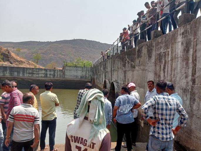 A young woman drowned while playing Rangpanchami, two youths were rescued in Tembhu satara | Satara: रंगपंचमी खेळताना युवती बुडाली, दोन युवकांना वाचविण्यात यश; टेंभूतील घटना  A young woman drowned while playing Rangpanchami, two youths were rescued in Tembhu satara | Satara: रंगपंचमी खेळताना युवती बुडाली, दोन युवकांना वाचविण्यात यश; टेंभूतील घटना