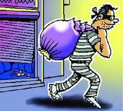 Theft in gold and silver shops at Mangurpur | मंगरूळपीर येथे सोने-चांदीच्या दोन दुकानांमध्ये चोरी; २.१८ लाखांचे दागिने लंपास  