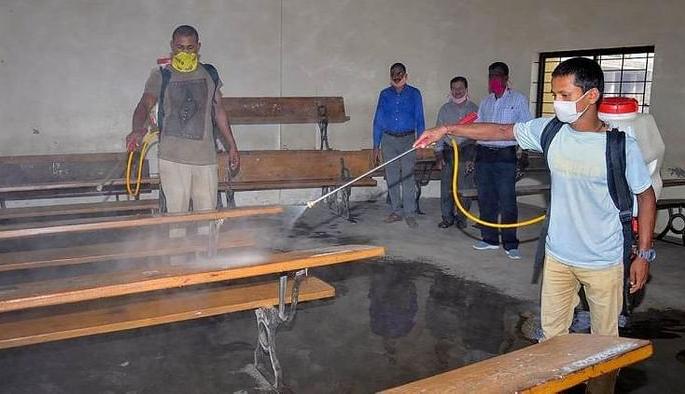 32 students in Karnataka infected with corona, yet why 'test' millions of lives? varun sardesai | '32 परीक्षार्थींना कोरोनाची लागण, तरीही भाजपाकडून कोट्यवधींच्या जीवाची 'परीक्षा' का?' 32 students in Karnataka infected with corona, yet why 'test' millions of lives? varun sardesai | '32 परीक्षार्थींना कोरोनाची लागण, तरीही भाजपाकडून कोट्यवधींच्या जीवाची 'परीक्षा' का?'