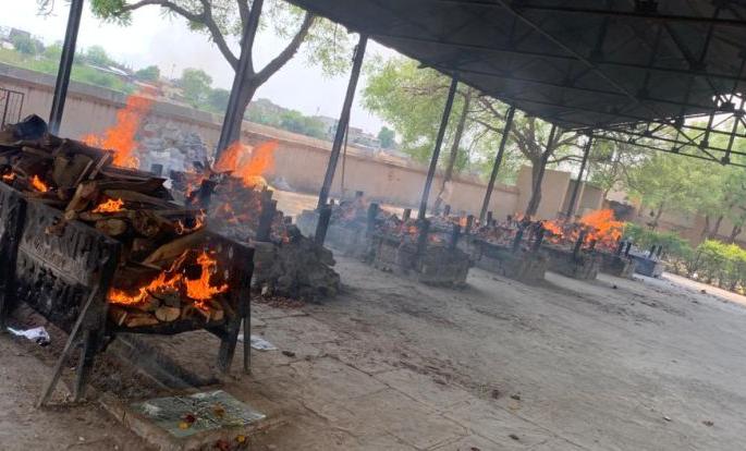 There is no space left in the cemetery for the funeral! | अंत्यसंस्कारासाठी स्मशानभूमीतही जागा शिल्लक नाही! There is no space left in the cemetery for the funeral! | अंत्यसंस्कारासाठी स्मशानभूमीतही जागा शिल्लक नाही!