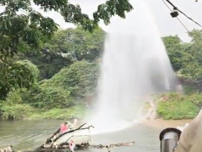 Water supply disrupted due to burst water pipe in Thergaon | बिर्ला हॉस्पिटलजवळ पाणी वाहिनी फुटली; उद्या काही भागात पाणीपुरवठा बंद Water supply disrupted due to burst water pipe in Thergaon | बिर्ला हॉस्पिटलजवळ पाणी वाहिनी फुटली; उद्या काही भागात पाणीपुरवठा बंद