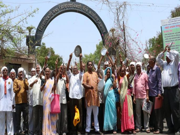 Jalgaon depositors 'plate banao' movement | जळगावात ठेवीदारांचे ‘थाली बजाओ’ आंदोलन Jalgaon depositors 'plate banao' movement | जळगावात ठेवीदारांचे ‘थाली बजाओ’ आंदोलन
