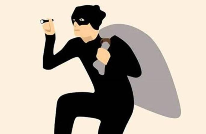 SRPF' policeman's house smashed; Jewels worth three lakhs were taken away and stolen | एसआरपीएफ' पोलिसाचे घर फोडले; तीन लाखाचे दागिने नेले चोरूनं