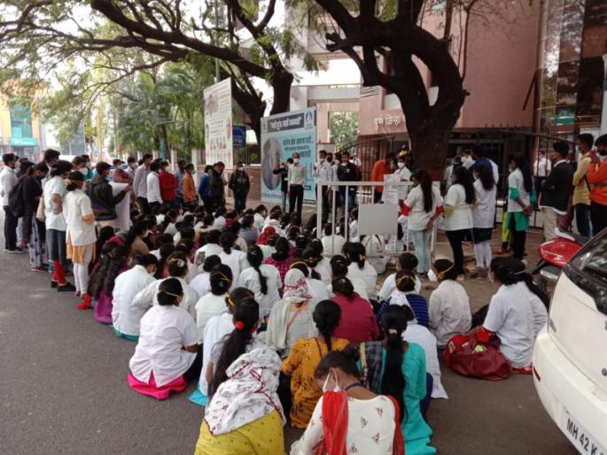Contract health workers sit before Zilla Parishad; Demand for full-time service | पुणे जिल्हा परिषदेसमोर कंत्राटी आरोग्य कर्मचाऱ्यांचे ठिय्या आंदोलन Contract health workers sit before Zilla Parishad; Demand for full-time service | पुणे जिल्हा परिषदेसमोर कंत्राटी आरोग्य कर्मचाऱ्यांचे ठिय्या आंदोलन
