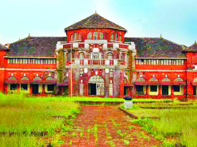 Improvement of Thiba Rajwada of Ratnagiri, speed of work as well as homelessness | रत्नागिरीच्या थिबा राजवाड्याची दुरूस्ती, कानउघाडणी होताच कामाला गती Improvement of Thiba Rajwada of Ratnagiri, speed of work as well as homelessness | रत्नागिरीच्या थिबा राजवाड्याची दुरूस्ती, कानउघाडणी होताच कामाला गती