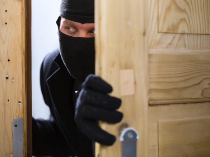 Locked the house for prayer Thieves broke the lock and stole jewelry worth lakhs | प्रार्थनेसाठी घर लॉक करून गेले; कुलूप तोडून चोरटयांनी लाखोंचे दागिने पळवले Locked the house for prayer Thieves broke the lock and stole jewelry worth lakhs | प्रार्थनेसाठी घर लॉक करून गेले; कुलूप तोडून चोरटयांनी लाखोंचे दागिने पळवले