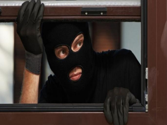 Stolen Colonel's pistol and as many as 20 live cartridges Shocking variety from Khadki Army's workshop | कर्नलचे पिस्तुल व तब्बल २० जिवंत काडतुसे चोरीस; खडकी आर्मीच्या वर्कशॉपमधील धक्कादायक प्रकार Stolen Colonel's pistol and as many as 20 live cartridges Shocking variety from Khadki Army's workshop | कर्नलचे पिस्तुल व तब्बल २० जिवंत काडतुसे चोरीस; खडकी आर्मीच्या वर्कशॉपमधील धक्कादायक प्रकार