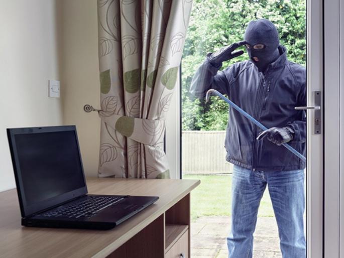 Jewelery worth 2 lakh 95 thousand was stolen in two separate incidents in Pune | पुण्यात दोन वेगवेगळ्या घटनांमध्ये २ लाख ९५ हजारांचे दागिने चोरीला