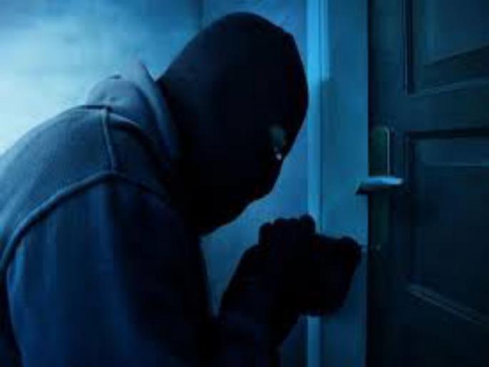 Four lakhs theft from of house at Loni kalbhor | लोणी काळभोर येथे भरदिवसा केली चार लाखांची घरफोडी Four lakhs theft from of house at Loni kalbhor | लोणी काळभोर येथे भरदिवसा केली चार लाखांची घरफोडी