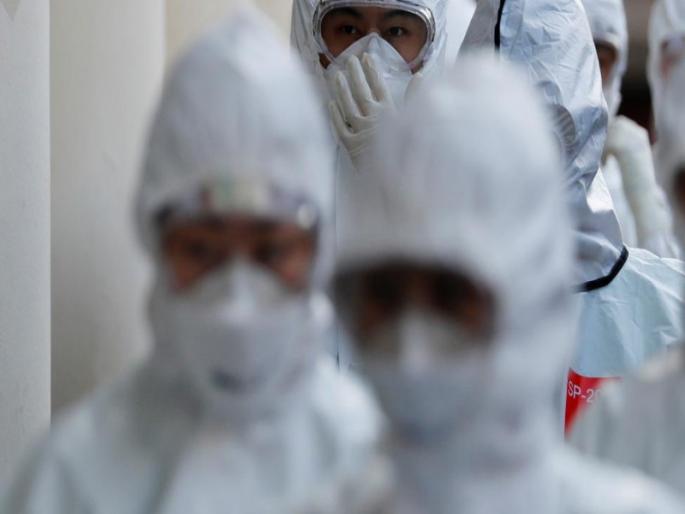They were came in dressed as doctors and thief in Four shops | डॉक्टरांसारखा पोशाख करुन आले अन् चार दुकाने फोडून गेले; चोरीचा प्रकार सीसीटीव्ही कॅमेऱ्यात कैद They were came in dressed as doctors and thief in Four shops | डॉक्टरांसारखा पोशाख करुन आले अन् चार दुकाने फोडून गेले; चोरीचा प्रकार सीसीटीव्ही कॅमेऱ्यात कैद