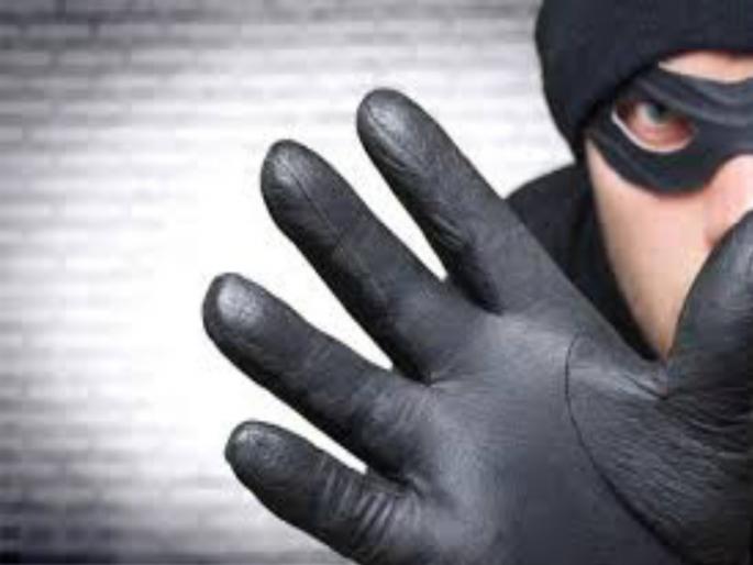 The theft of five lakh and 25 thosands materials in chinchwad and ravet | चिंचवड आणि रावेत येथे चोरट्याने पळवला सव्वापाच लाखांचा ऐवज The theft of five lakh and 25 thosands materials in chinchwad and ravet | चिंचवड आणि रावेत येथे चोरट्याने पळवला सव्वापाच लाखांचा ऐवज
