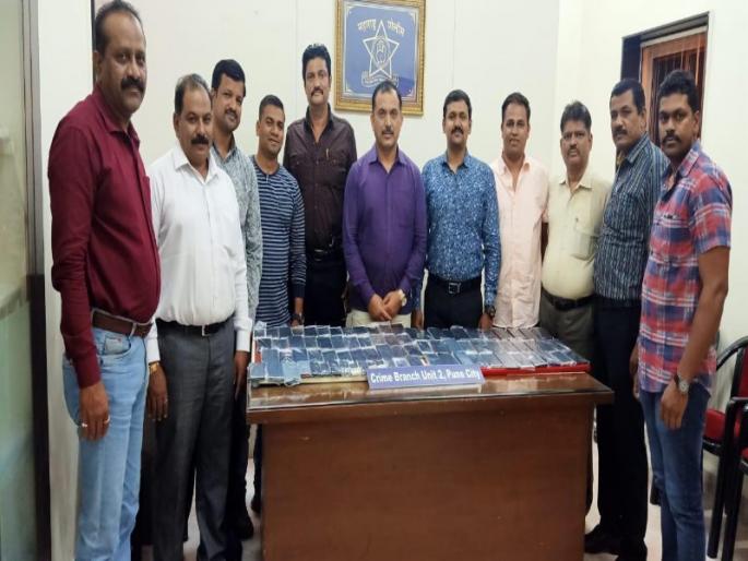 Mobile phones stolen 19 thief arrested : 82 handsets seized | मोबाईल चोरणाऱ्या १९ जणांच्या टोळी जेरबंद : सव्वा सात लाखांचे ८२ हँडसेट जप्त Mobile phones stolen 19 thief arrested : 82 handsets seized | मोबाईल चोरणाऱ्या १९ जणांच्या टोळी जेरबंद : सव्वा सात लाखांचे ८२ हँडसेट जप्त