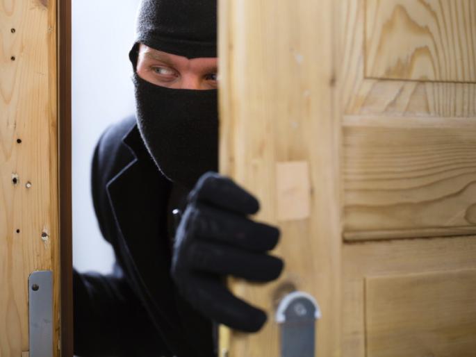 Thieves busted by PSI Direct firing by two excitement over the incident in Talegaon Dabhade | चोरट्यांना पीएसआयने हटकले; दोघांकडून थेट गोळीबार, तळेगाव दाभाडेत घटनेने खळबळ Thieves busted by PSI Direct firing by two excitement over the incident in Talegaon Dabhade | चोरट्यांना पीएसआयने हटकले; दोघांकडून थेट गोळीबार, तळेगाव दाभाडेत घटनेने खळबळ