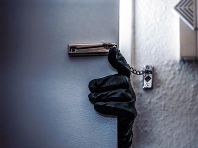 Burglary in broad in Sandbhorwadi along Pune Nashik road Thieves steal gold ornaments worth Rs 8 lakh | पुणे नाशिक मार्गालगत सांडभोरवाडीत भरदिवसा घरफोड्या; चोरट्यांनी ८ लाखांचे सोन्याचे दागिने पळवले Burglary in broad in Sandbhorwadi along Pune Nashik road Thieves steal gold ornaments worth Rs 8 lakh | पुणे नाशिक मार्गालगत सांडभोरवाडीत भरदिवसा घरफोड्या; चोरट्यांनी ८ लाखांचे सोन्याचे दागिने पळवले