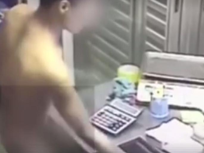 So he wanted to be nude, steal video on social media viral | म्हणून तो न्यूड होऊन करायचा चोरी,  व्हिडीओ सोशल मीडियावर व्हायरल So he wanted to be nude, steal video on social media viral | म्हणून तो न्यूड होऊन करायचा चोरी,  व्हिडीओ सोशल मीडियावर व्हायरल