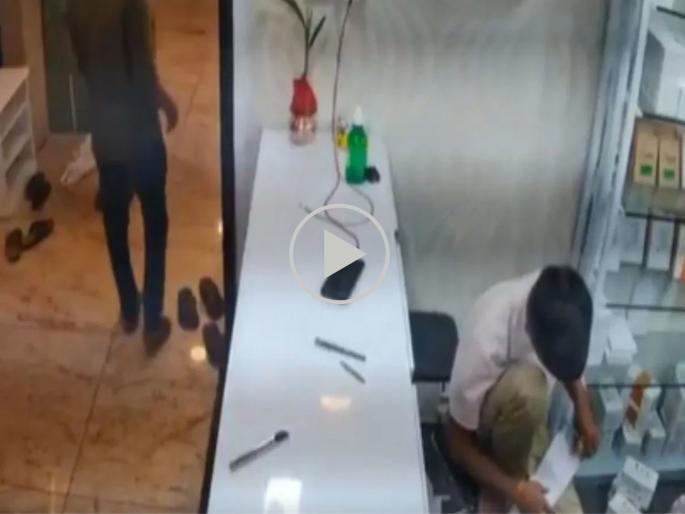 Viral Video: Thief took away mobile phone in front of shopkeeper and no one even noticed! Watch the video | Viral Video : दुकानदाराच्या डोळ्यांदेखत चोराने मोबाईल उचलून नेला अन् कुणाला कळलंही नाही! व्हिडीओ बघाच 