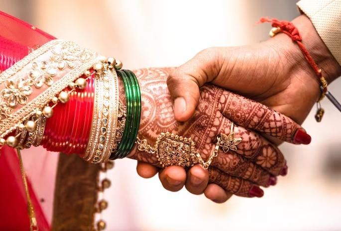 The husband's third marriage arranged by two wives together, know the reason | गोष्ट तिसऱ्या लग्नाची...दोन पत्नींनी मिळून लावलं पतीचं तिसरं लग्न, कारण... The husband's third marriage arranged by two wives together, know the reason | गोष्ट तिसऱ्या लग्नाची...दोन पत्नींनी मिळून लावलं पतीचं तिसरं लग्न, कारण...