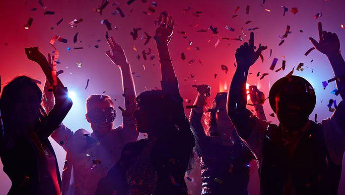 Preparations for 'Thirty First' are in full swing: Fear of infection persists | 'थर्टी फर्स्ट'च्या जल्लोषाची तयारी जोमात : संक्रमणाची धास्ती कायम Preparations for 'Thirty First' are in full swing: Fear of infection persists | 'थर्टी फर्स्ट'च्या जल्लोषाची तयारी जोमात : संक्रमणाची धास्ती कायम