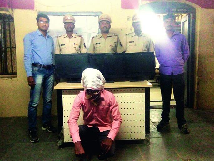 Computer Lapse Case; Ex-students go extortion! | संगणक लंपास प्रकरण; माजी विद्यार्थीच निघाले चोरटे! Computer Lapse Case; Ex-students go extortion! | संगणक लंपास प्रकरण; माजी विद्यार्थीच निघाले चोरटे!