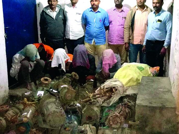 Ganges arrested in Dulgaonam; Mahalal seized | देऊळगांवमही येथे कृषी पंप चोरणार्या टोळीस अटक; मुद्देमाल जप्त Ganges arrested in Dulgaonam; Mahalal seized | देऊळगांवमही येथे कृषी पंप चोरणार्या टोळीस अटक; मुद्देमाल जप्त