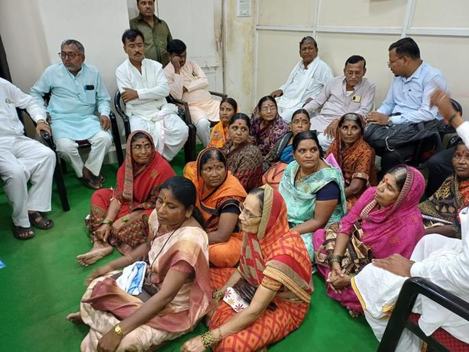 Elderly writers, artists do not have time to choose; Artists stay in Zilla Parishad | वृद्ध साहित्यिक, कलावंत निवडीला मुहूर्त लागेना; लातूर जिल्हा परिषदेत कलाकारांचा ठिय्या Elderly writers, artists do not have time to choose; Artists stay in Zilla Parishad | वृद्ध साहित्यिक, कलावंत निवडीला मुहूर्त लागेना; लातूर जिल्हा परिषदेत कलाकारांचा ठिय्या