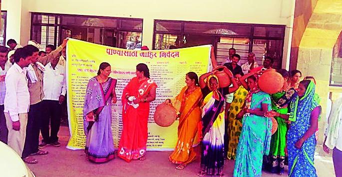 The villagers staged Thiyya agitation at Nagpur ZP for water | पाण्यासाठी ग्रामस्थांचा नागपूर जि.प.मध्ये ठिय्या