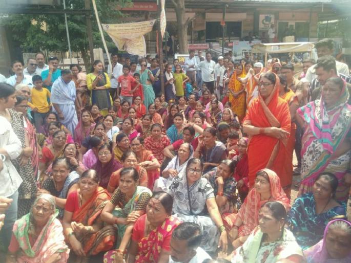 Women's Thiya for the Road; MLAs had to give written assurance | रस्त्यासाठी महिलांचा ठिय्या; आमदारांना द्यावे लागले लेखी आश्वासन Women's Thiya for the Road; MLAs had to give written assurance | रस्त्यासाठी महिलांचा ठिय्या; आमदारांना द्यावे लागले लेखी आश्वासन