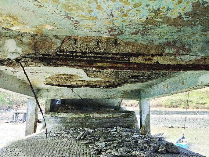 Slabs of Gharapuri-Rajbunder jetty collapsed | घारापुरी-राजबंदर जेट्टीचे स्लॅब कोसळले Slabs of Gharapuri-Rajbunder jetty collapsed | घारापुरी-राजबंदर जेट्टीचे स्लॅब कोसळले