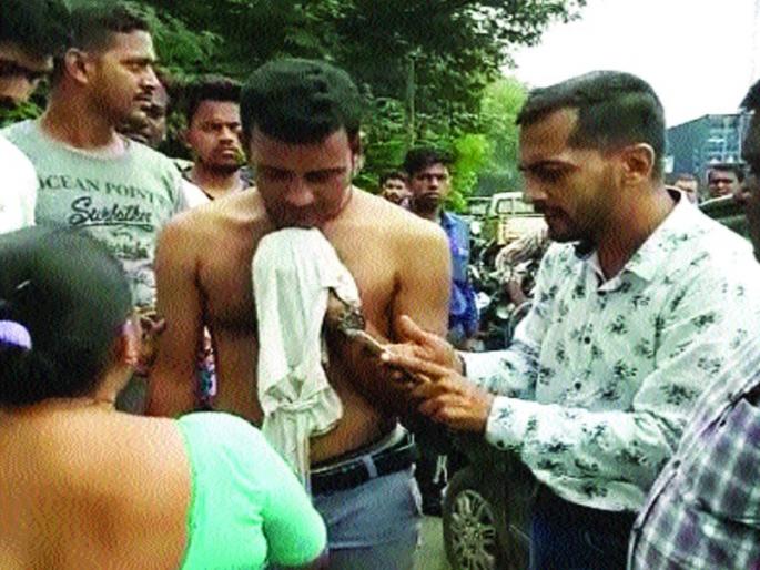 Sonasakhali thief stabbed to death | सोनसाखळी चोराला रंगेहाथ अटक Sonasakhali thief stabbed to death | सोनसाखळी चोराला रंगेहाथ अटक